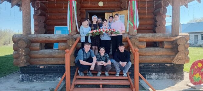 Школьники украсили храм к Пасхе Школьники украсили храм к Пасхе