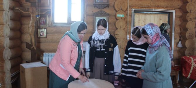 Школьники приняли участие в украшении храма к празднику Пасхи