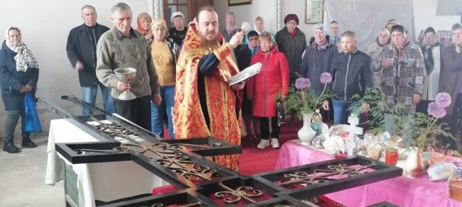 Освящение поклонного креста в Осетровке