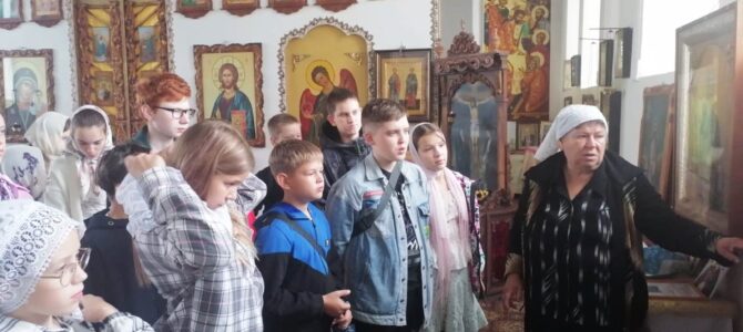 Верхнемамонские школьники посетили с экскурсией храм святых бессребреников Космы и Дамиана